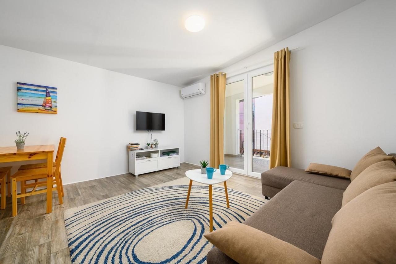 Center House With Apartments Umag Exterior photo