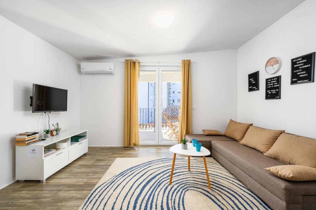 Center House With Apartments Umag Exterior photo