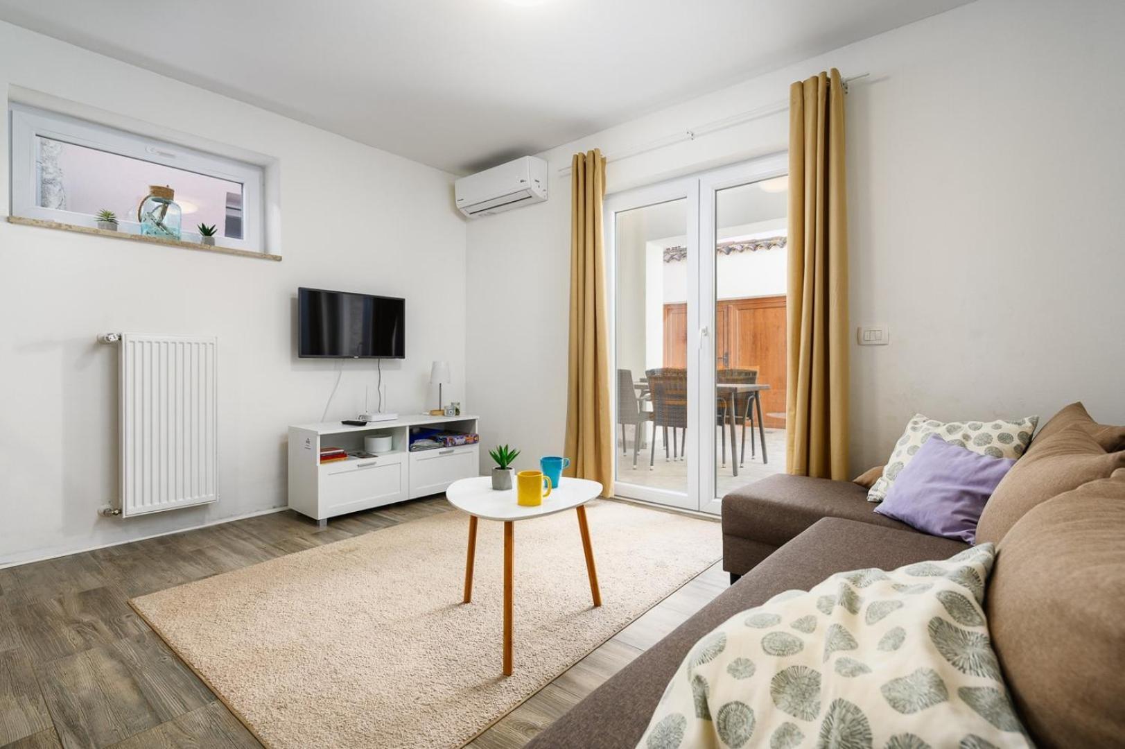 Center House With Apartments Umag Exterior photo
