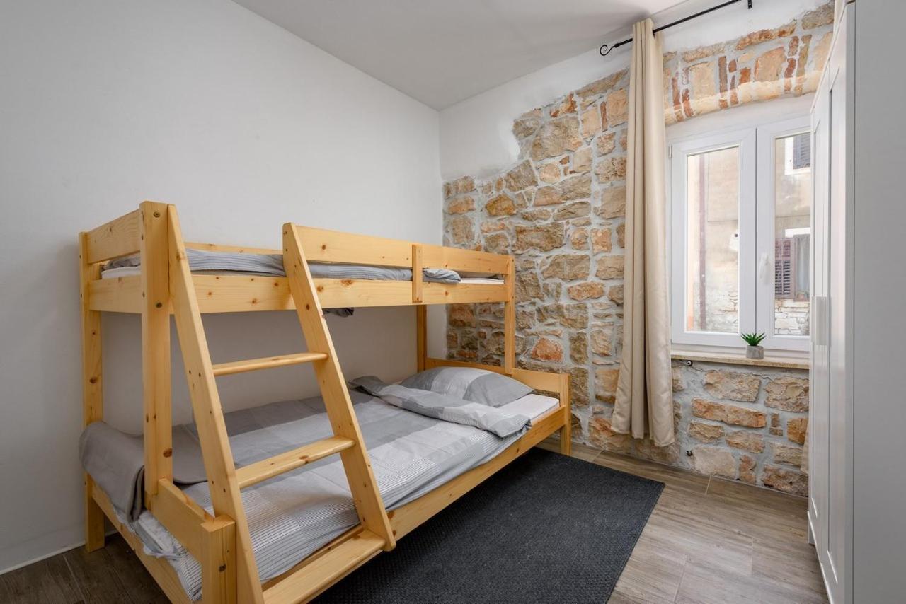 Center House With Apartments Umag Exterior photo